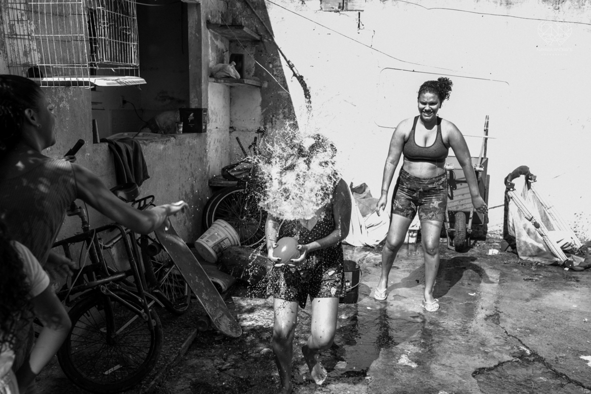 ensaio documental de familia feito com avo netos e geraçao de filhos em casa pela fotografa nayara andrade 