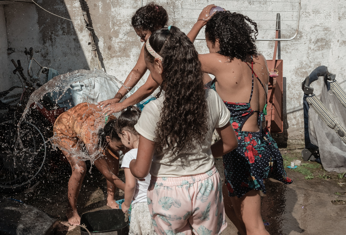 ensaio documental de familia feito com avo netos e geraçao de filhos em casa pela fotografa nayara andrade 