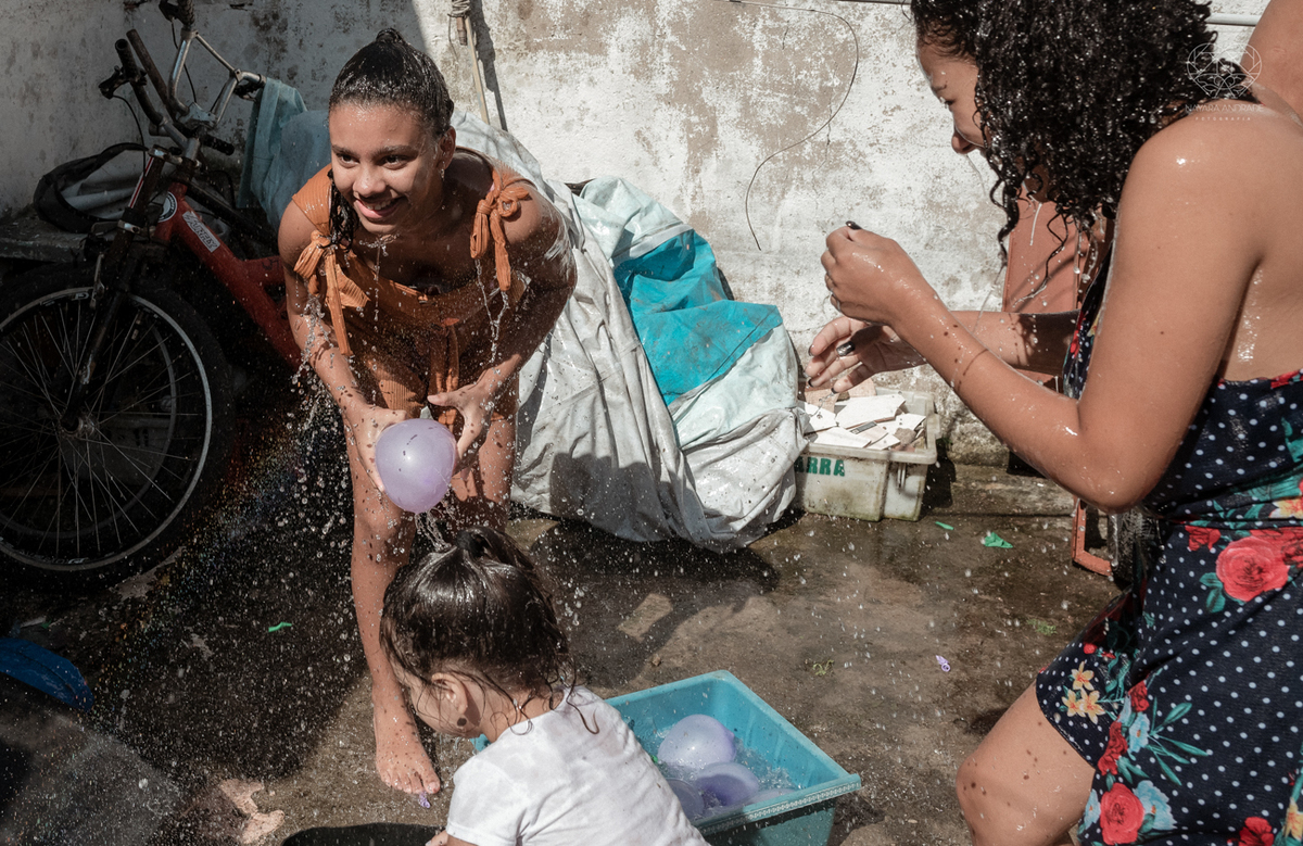 ensaio documental de familia feito com avo netos e geraçao de filhos em casa pela fotografa nayara andrade 