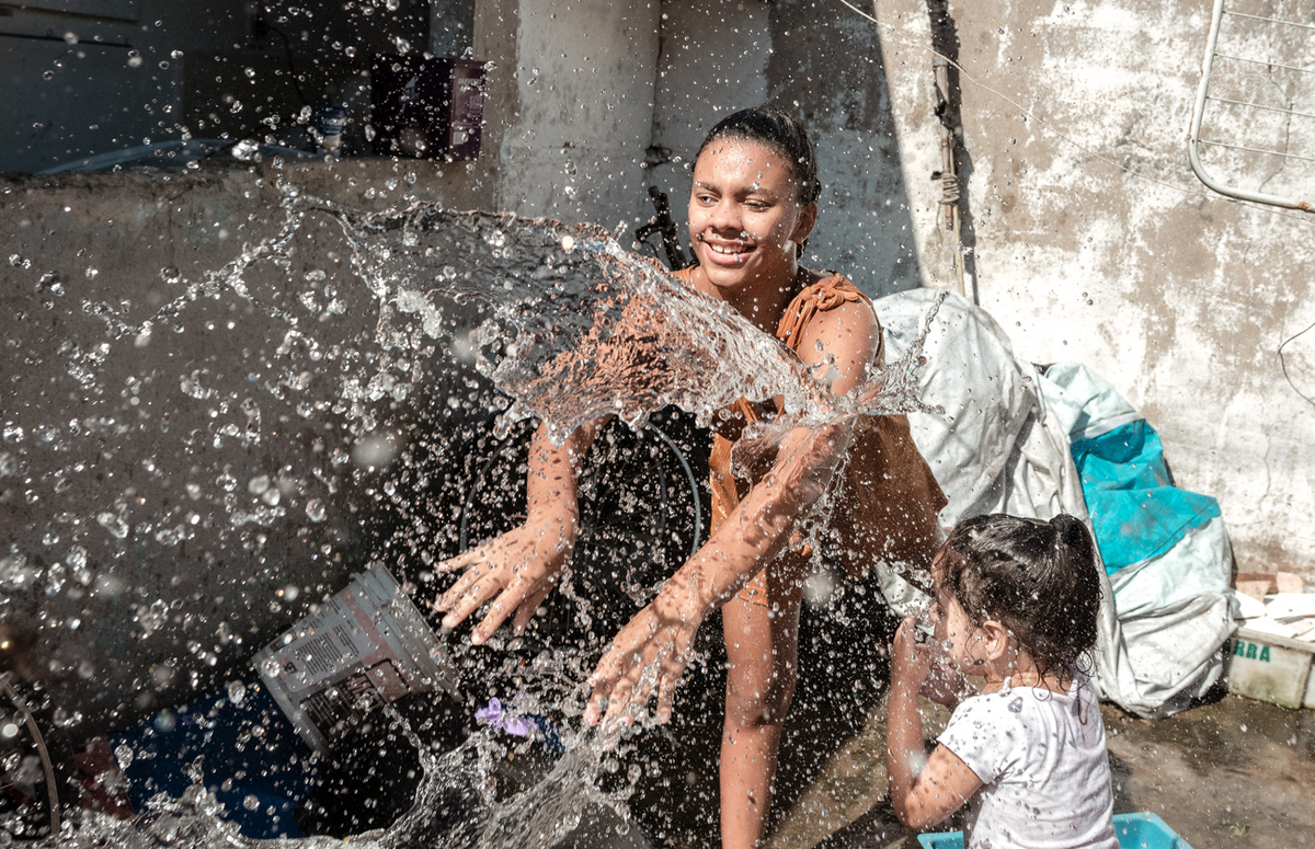 ensaio documental de familia feito com avo netos e geraçao de filhos em casa pela fotografa nayara andrade 
