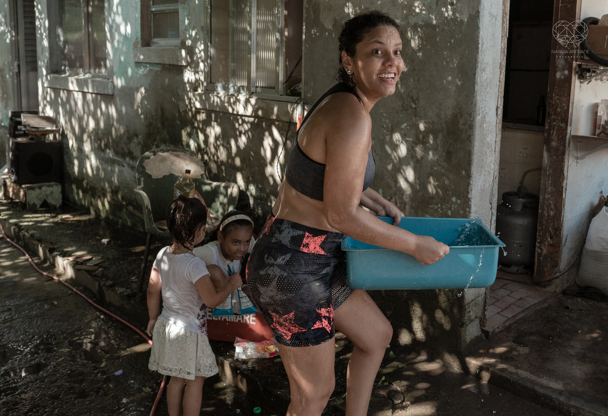 ensaio documental de familia feito com avo netos e geraçao de filhos em casa pela fotografa nayara andrade 
