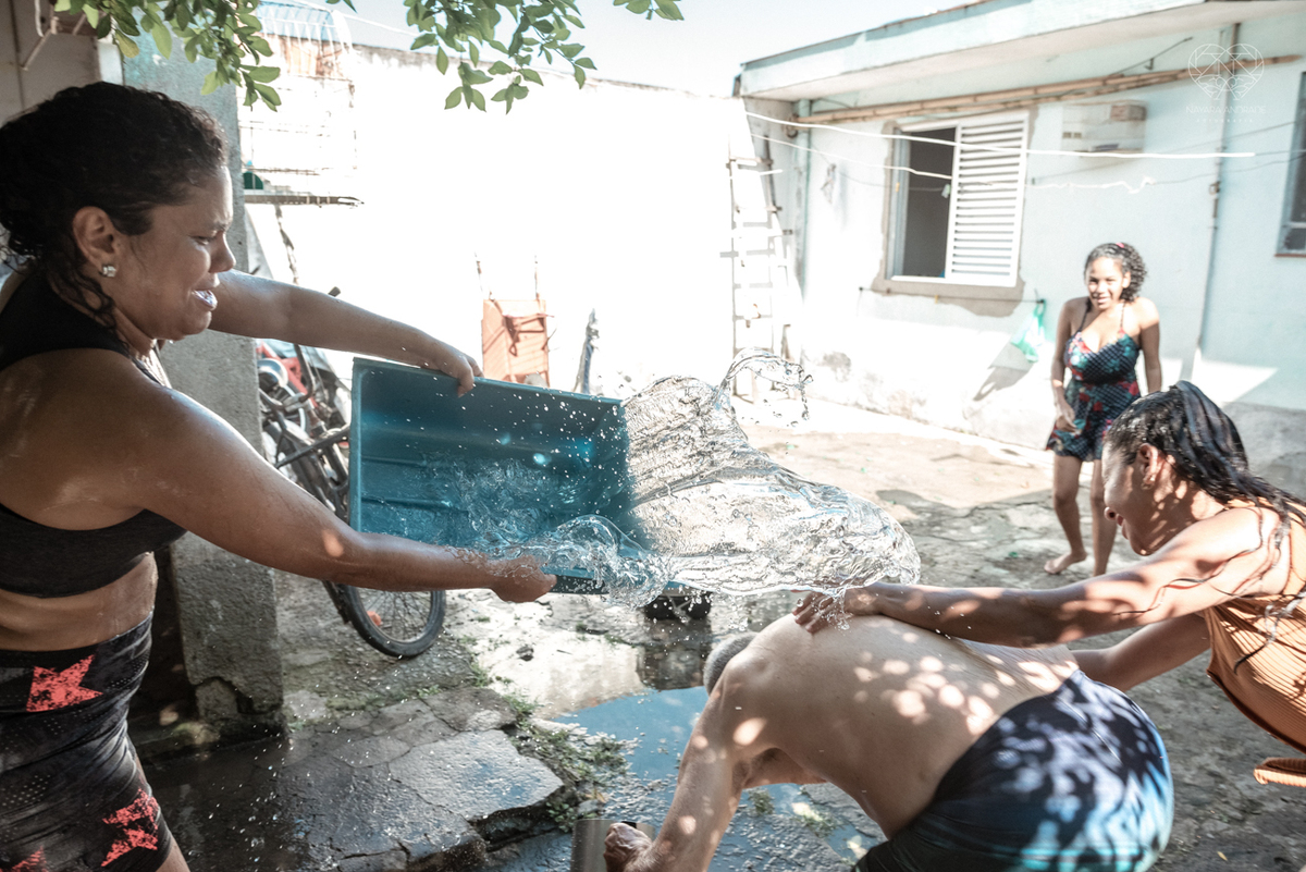 ensaio documental de familia feito com avo netos e geraçao de filhos em casa pela fotografa nayara andrade 