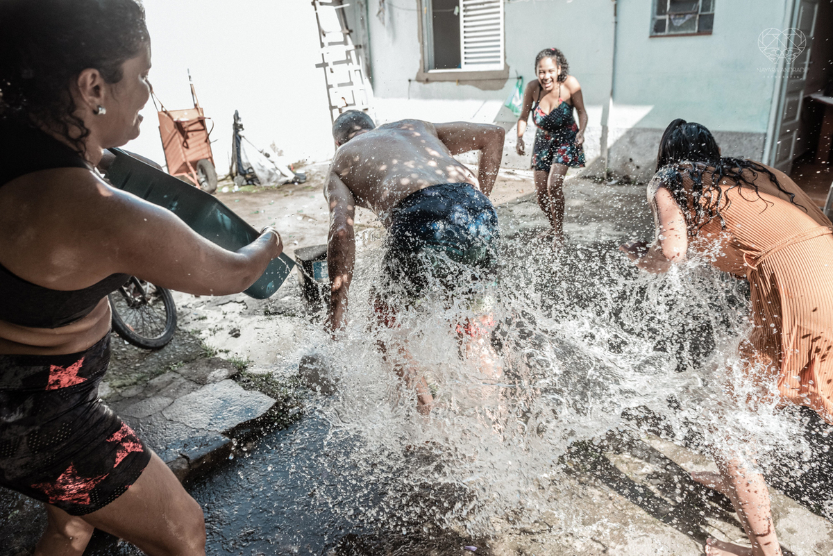ensaio documental de familia feito com avo netos e geraçao de filhos em casa pela fotografa nayara andrade 