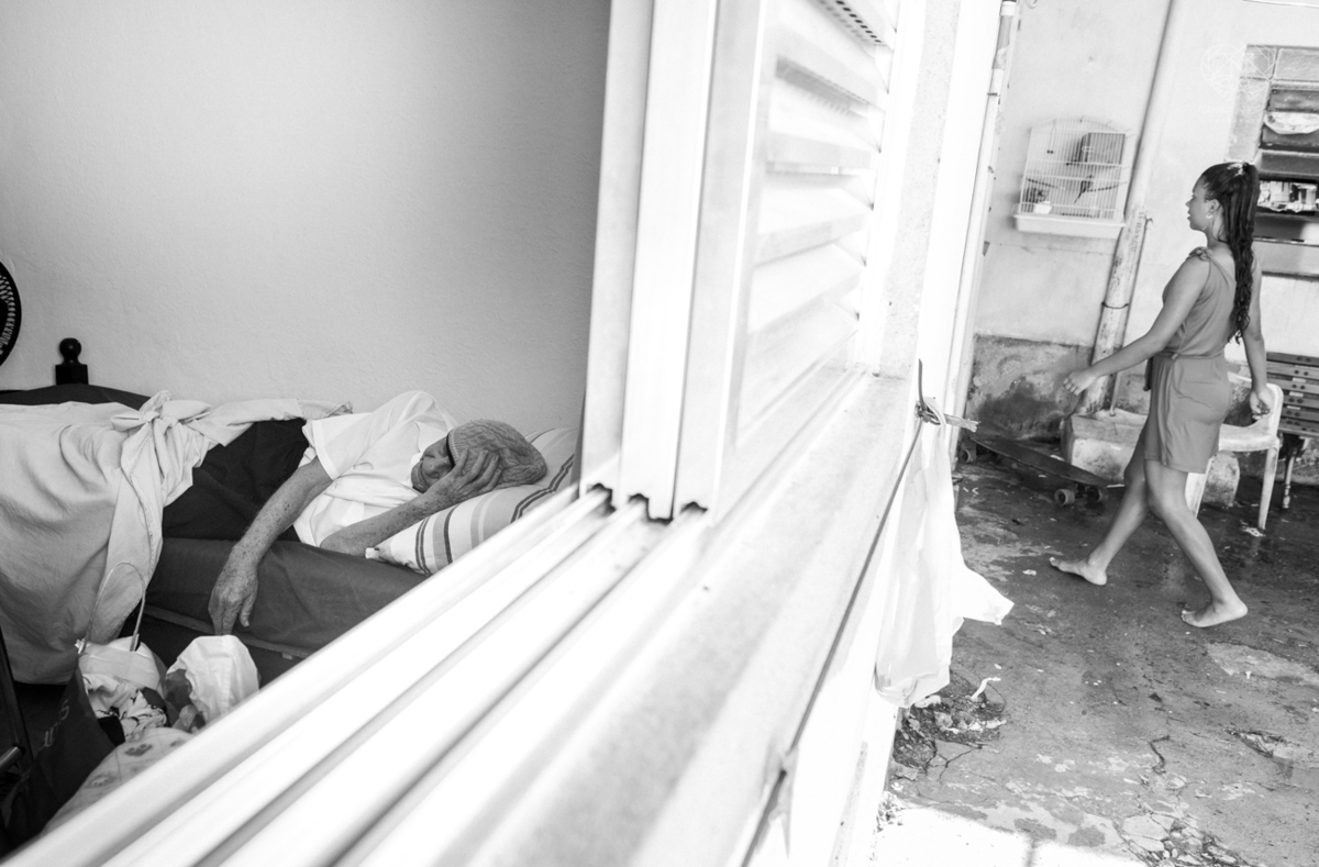 ensaio documental de familia feito com avo netos e geraçao de filhos em casa pela fotografa nayara andrade 