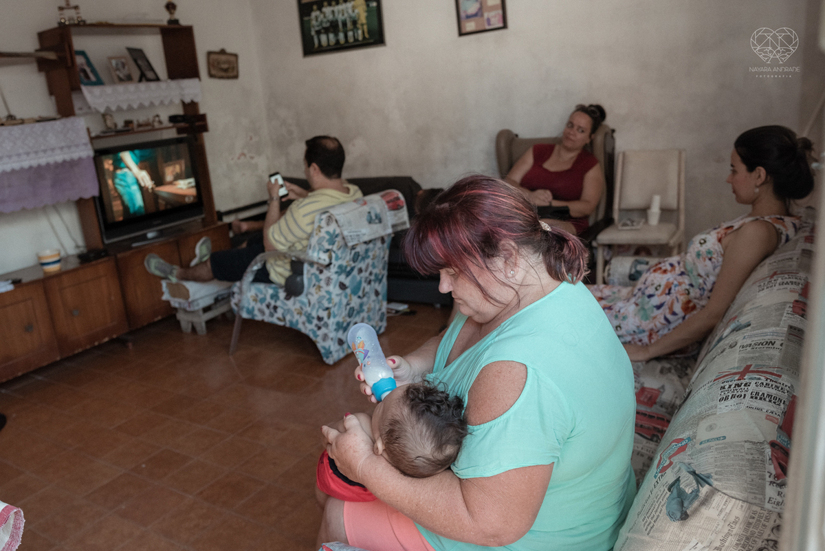 ensaio documental de familia feito com avo netos e geraçao de filhos em casa pela fotografa nayara andrade 