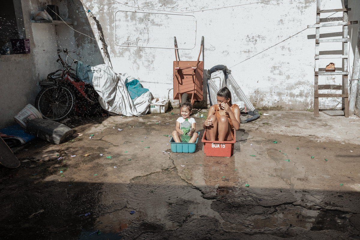 ensaio documental de familia feito com avo netos e geraçao de filhos em casa pela fotografa nayara andrade 