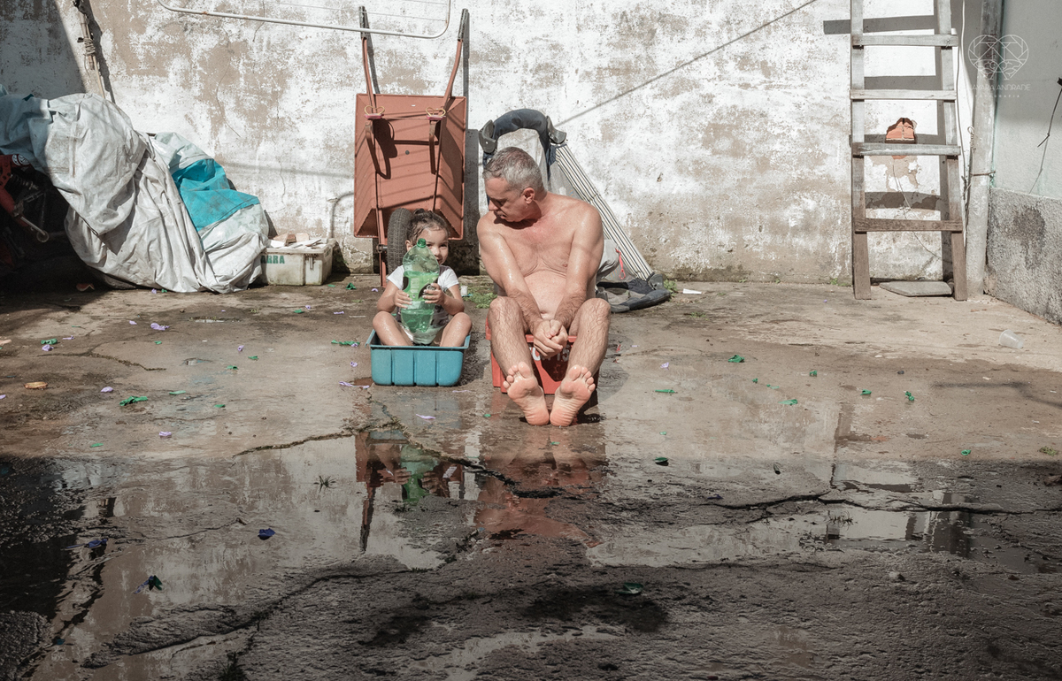 ensaio documental de familia feito com avo netos e geraçao de filhos em casa pela fotografa nayara andrade 