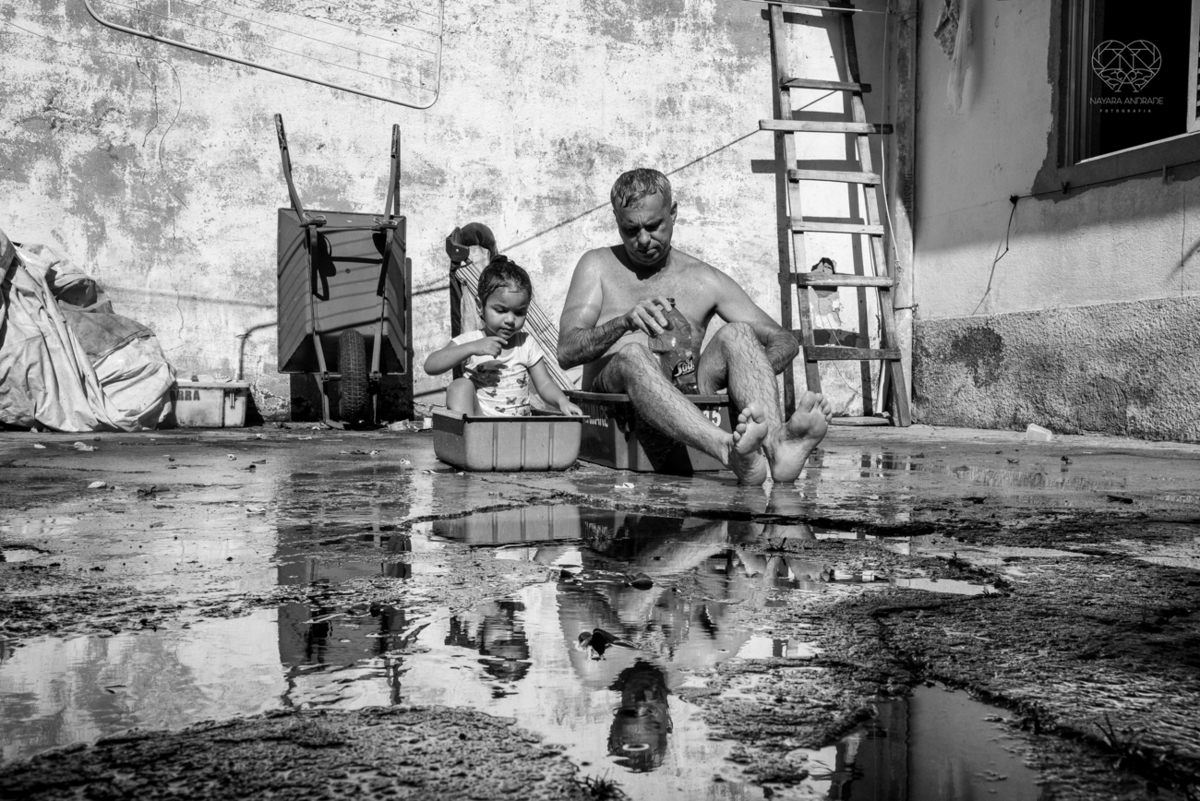 ensaio documental de familia feito com avo netos e geraçao de filhos em casa pela fotografa nayara andrade 