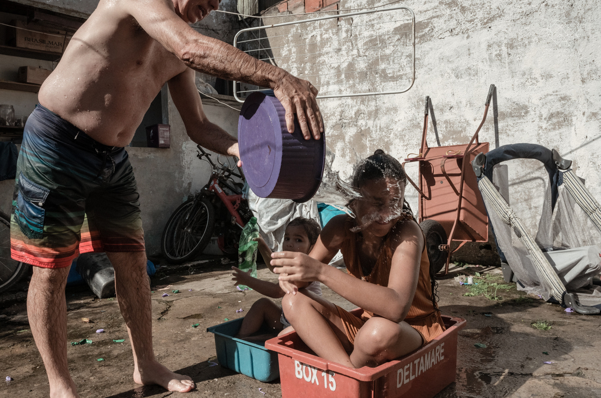ensaio documental de familia feito com avo netos e geraçao de filhos em casa pela fotografa nayara andrade 
