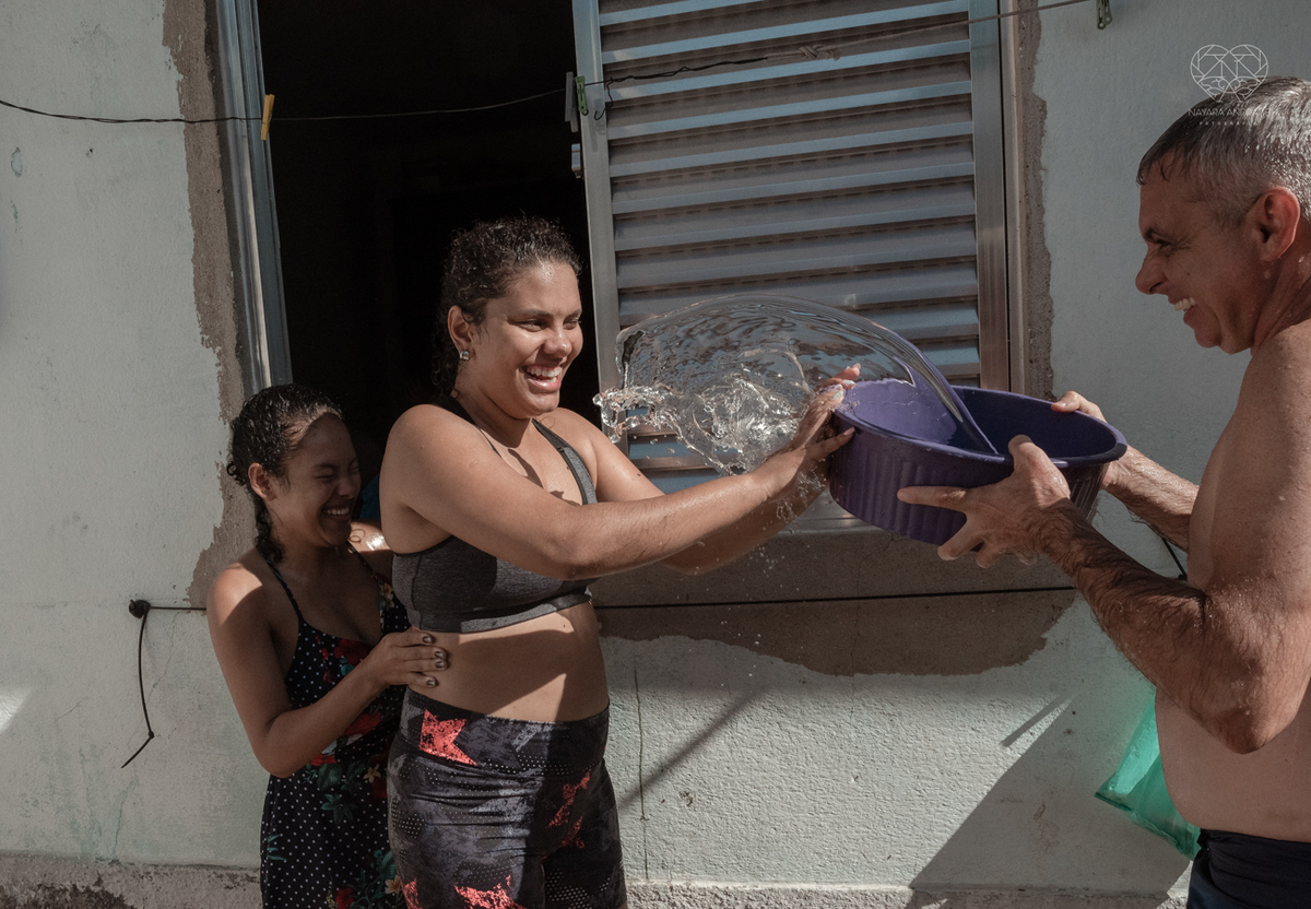 ensaio documental de familia feito com avo netos e geraçao de filhos em casa pela fotografa nayara andrade 