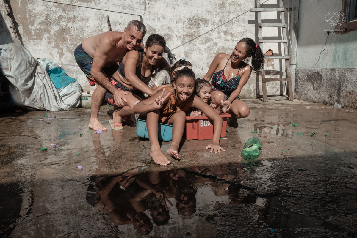 ensaio documental de familia feito com avo netos e geraçao de filhos em casa pela fotografa nayara andrade 