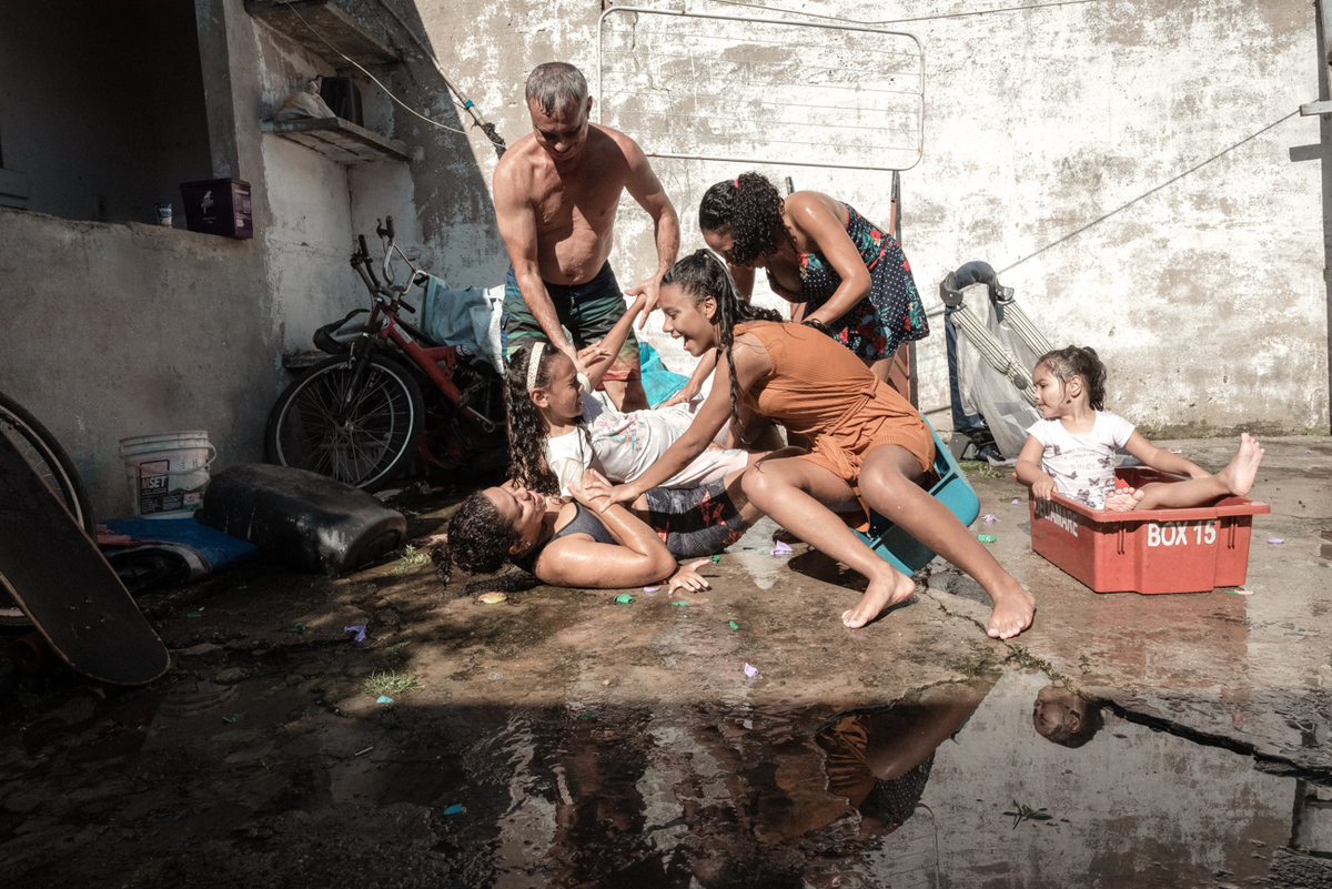 ensaio documental de familia feito com avo netos e geraçao de filhos em casa pela fotografa nayara andrade 