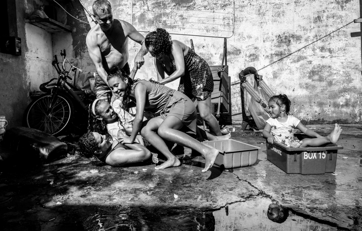 ensaio documental de familia feito com avo netos e geraçao de filhos em casa pela fotografa nayara andrade 