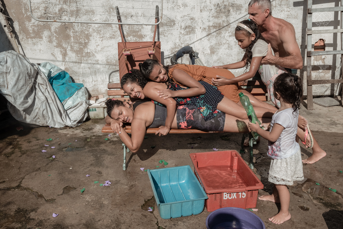 ensaio documental de familia feito com avo netos e geraçao de filhos em casa pela fotografa nayara andrade 