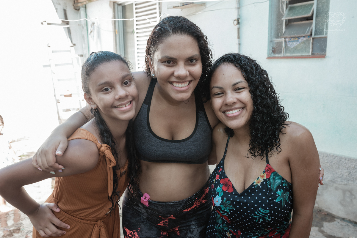 ensaio documental de familia feito com avo netos e geraçao de filhos em casa pela fotografa nayara andrade 