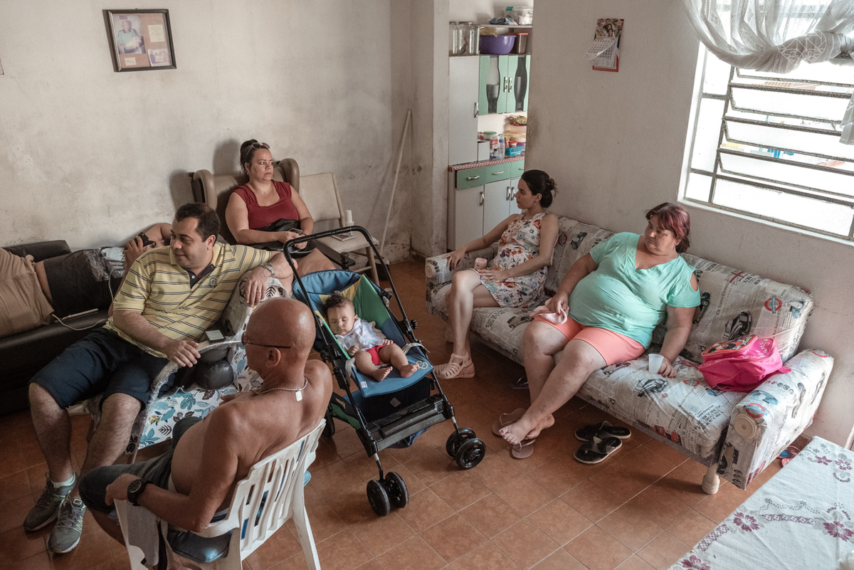 ensaio documental de familia feito com avo netos e geraçao de filhos em casa pela fotografa nayara andrade 