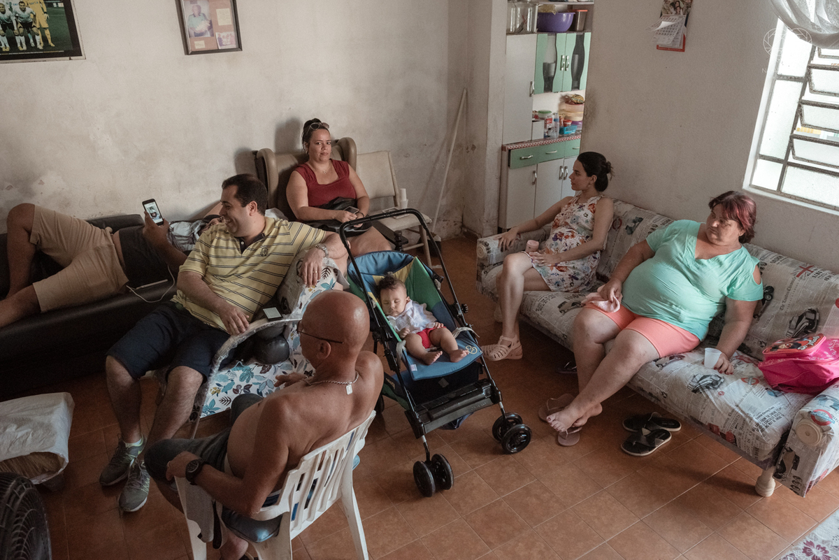 ensaio documental de familia feito com avo netos e geraçao de filhos em casa pela fotografa nayara andrade 