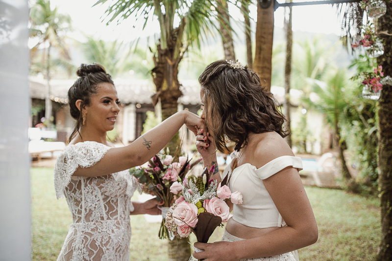 casamento editorial na praia do guaiuba guaruja decoraçao rustica mini wedding elopment fotografado pela fotografa nayara andrade fotografia prenmiada  no brasil e no mundo