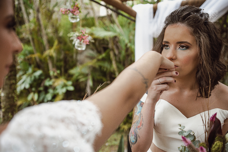 casamento editorial na praia do guaiuba guaruja decoraçao rustica mini wedding elopment fotografado pela fotografa nayara andrade fotografia prenmiada  no brasil e no mundo