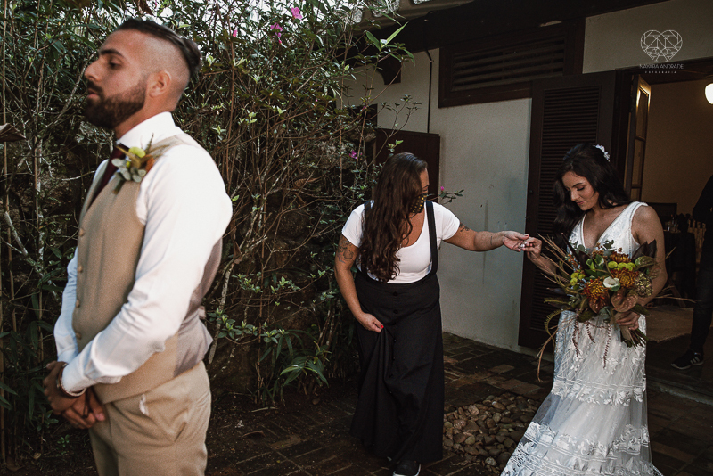 casamento editorial na praia do guaiuba guaruja decoraçao rustica mini wedding elopment fotografado pela fotografa nayara andrade fotografia prenmiada  no brasil e no mundo
