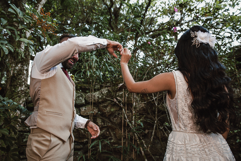 casamento editorial na praia do guaiuba guaruja decoraçao rustica mini wedding elopment fotografado pela fotografa nayara andrade fotografia prenmiada  no brasil e no mundo