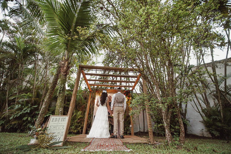 casamento editorial na praia do guaiuba guaruja decoraçao rustica mini wedding elopment fotografado pela fotografa nayara andrade fotografia prenmiada  no brasil e no mundo