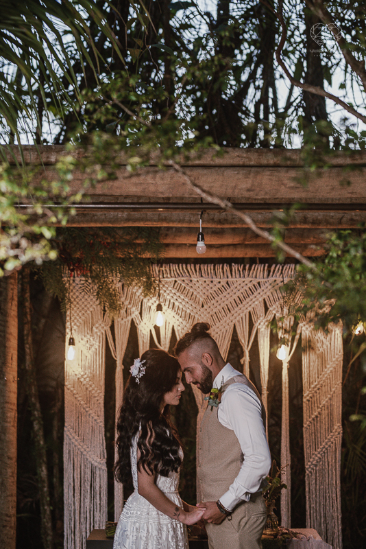 casamento editorial na praia do guaiuba guaruja decoraçao rustica mini wedding elopment fotografado pela fotografa nayara andrade fotografia prenmiada  no brasil e no mundo