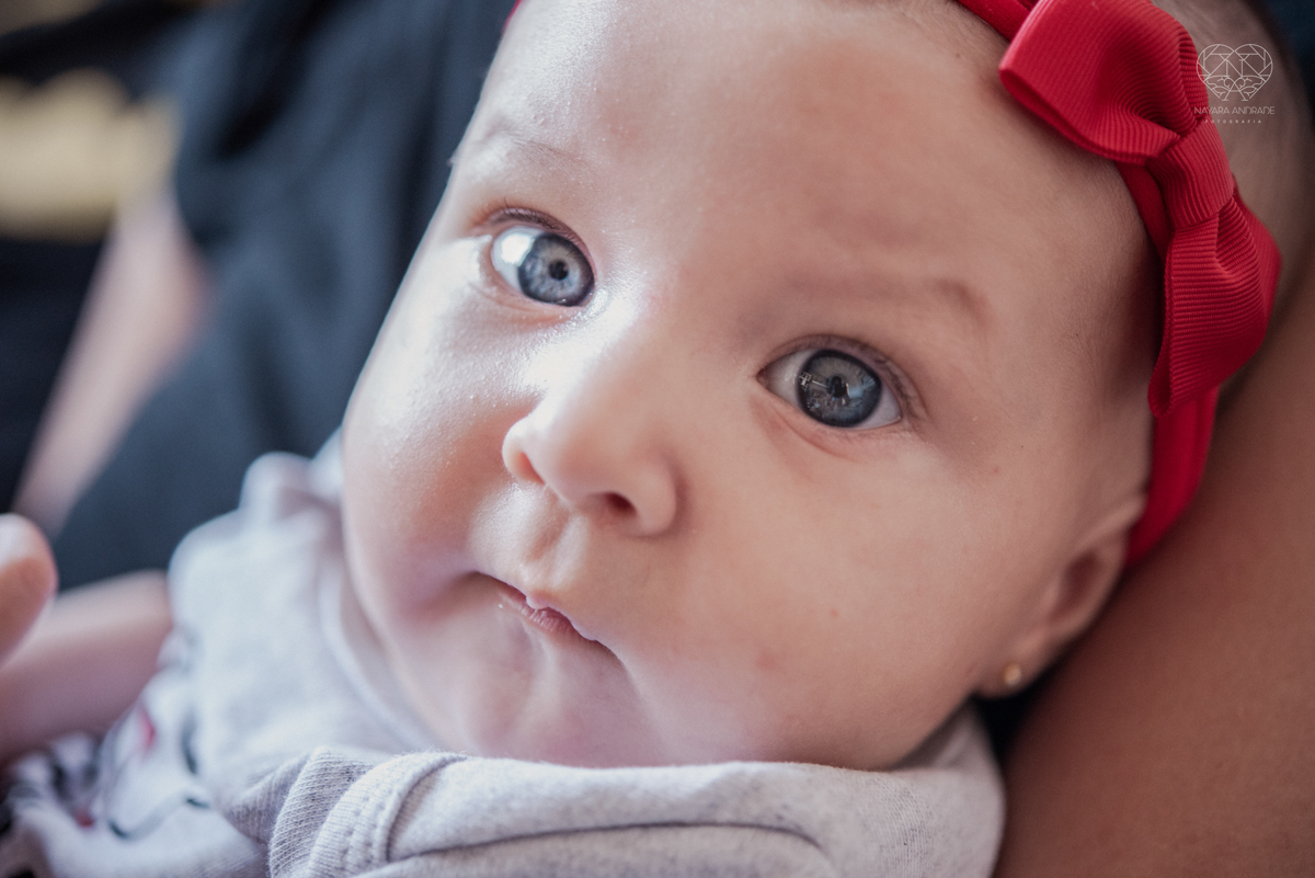Ensaio em casa com bebe menina de  4 meses com roupas de casa tomando banho mamando e assistindo tv. Fotos de familia em casa feitas pela fotografa premiada nayara andrade meninanay