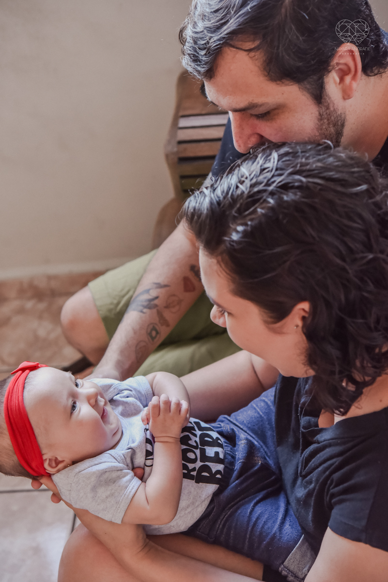 Ensaio em casa com bebe menina de  4 meses com roupas de casa tomando banho mamando e assistindo tv. Fotos de familia em casa feitas pela fotografa premiada nayara andrade meninanay