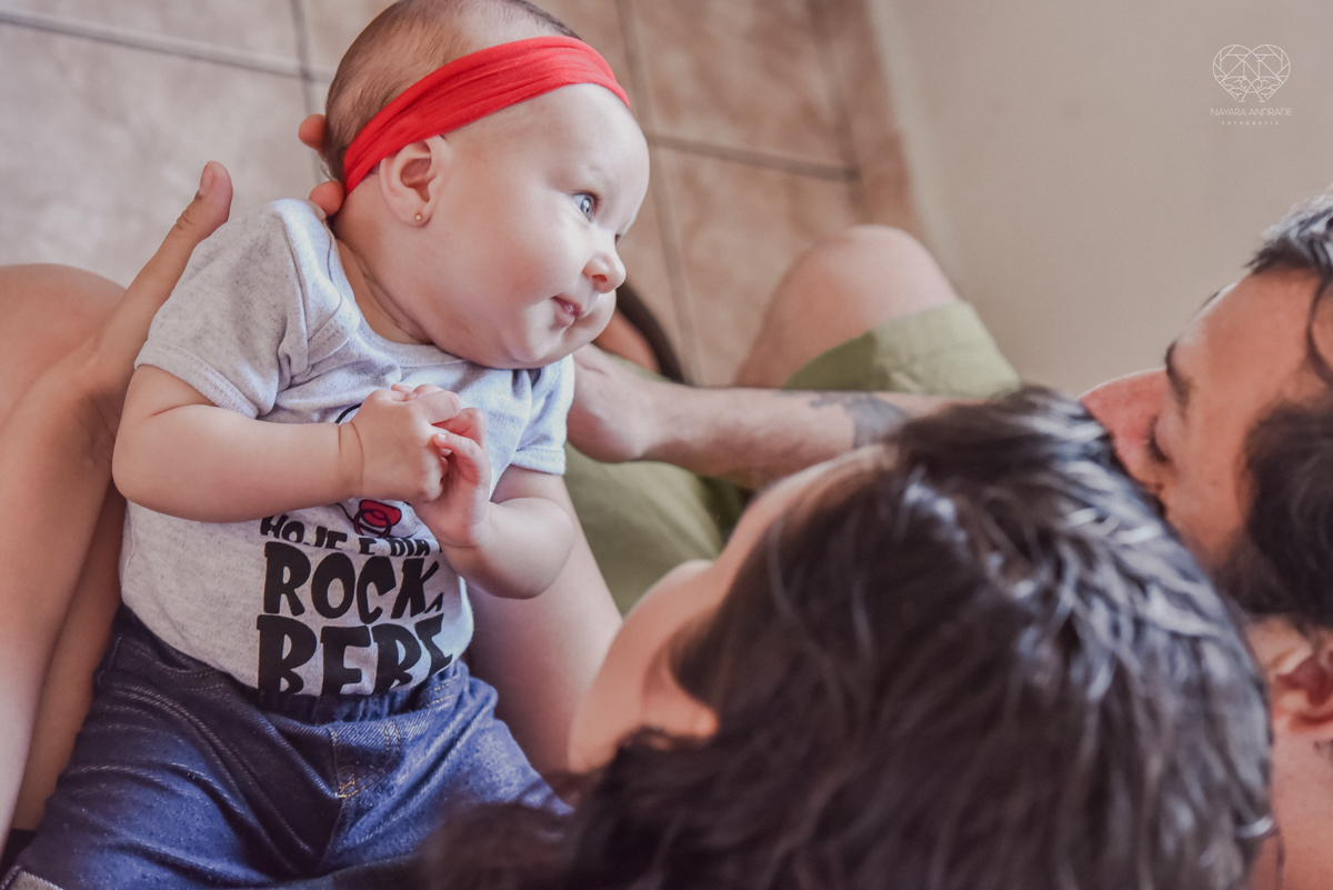 Ensaio em casa com bebe menina de  4 meses com roupas de casa tomando banho mamando e assistindo tv. Fotos de familia em casa feitas pela fotografa premiada nayara andrade meninanay