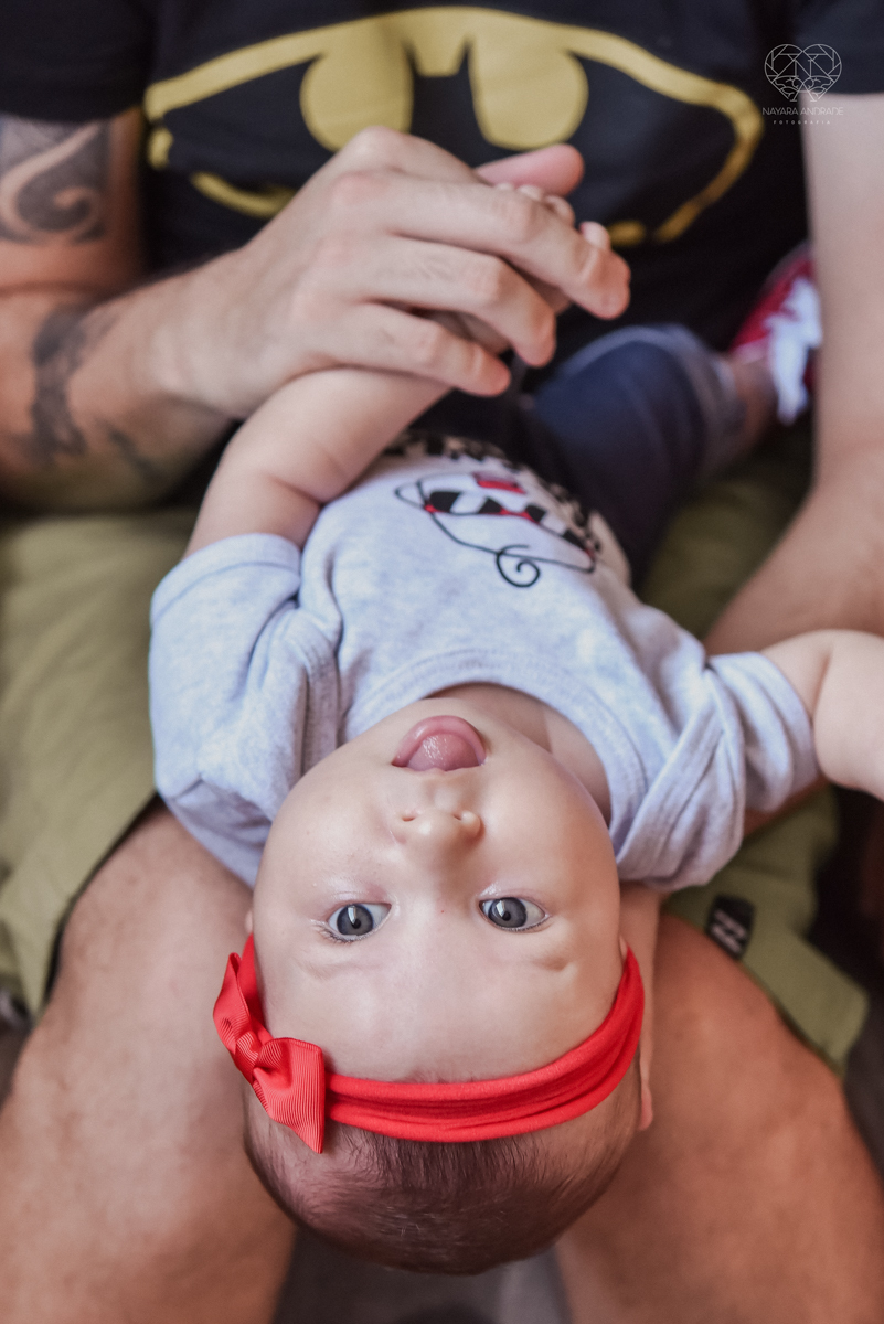Ensaio em casa com bebe menina de  4 meses com roupas de casa tomando banho mamando e assistindo tv. Fotos de familia em casa feitas pela fotografa premiada nayara andrade meninanay