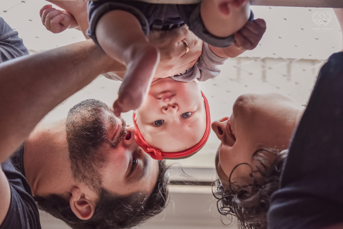 Ensaio em casa com bebe menina de  4 meses com roupas de casa tomando banho mamando e assistindo tv. Fotos de familia em casa feitas pela fotografa premiada nayara andrade meninanay