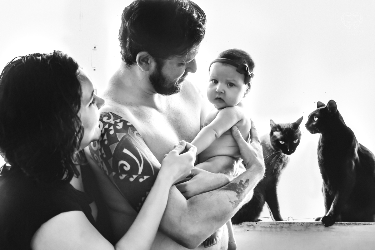 Ensaio em casa com bebe menina de  4 meses com roupas de casa tomando banho mamando e assistindo tv. Fotos de familia em casa feitas pela fotografa premiada nayara andrade meninanay