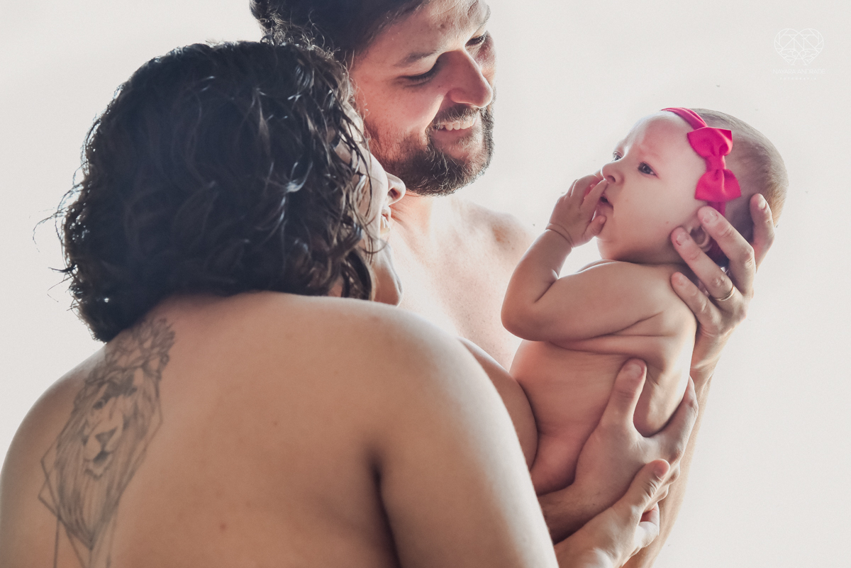 Ensaio em casa com bebe menina de  4 meses com roupas de casa tomando banho mamando e assistindo tv. Fotos de familia em casa feitas pela fotografa premiada nayara andrade meninanay