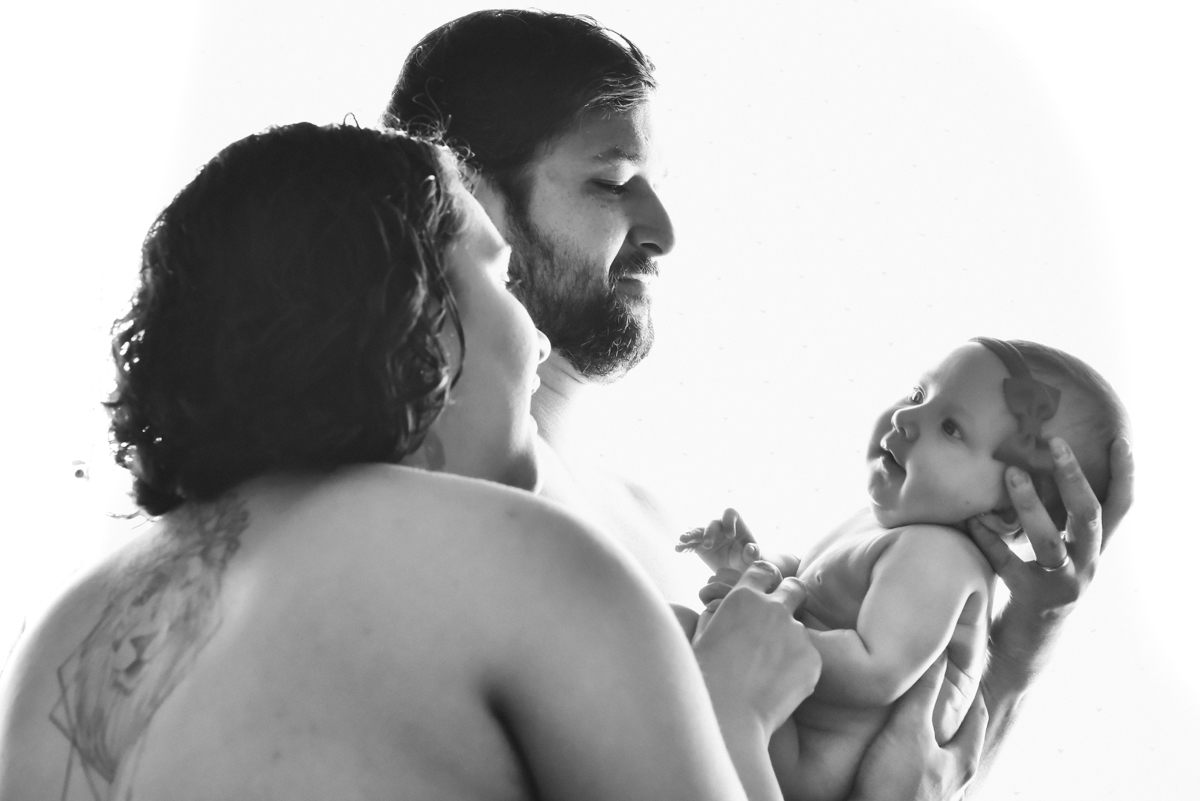 Ensaio em casa com bebe menina de  4 meses com roupas de casa tomando banho mamando e assistindo tv. Fotos de familia em casa feitas pela fotografa premiada nayara andrade meninanay