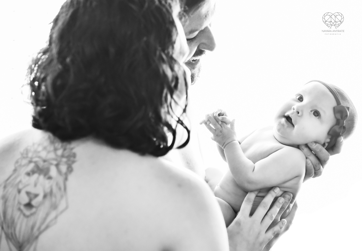 Ensaio em casa com bebe menina de  4 meses com roupas de casa tomando banho mamando e assistindo tv. Fotos de familia em casa feitas pela fotografa premiada nayara andrade meninanay