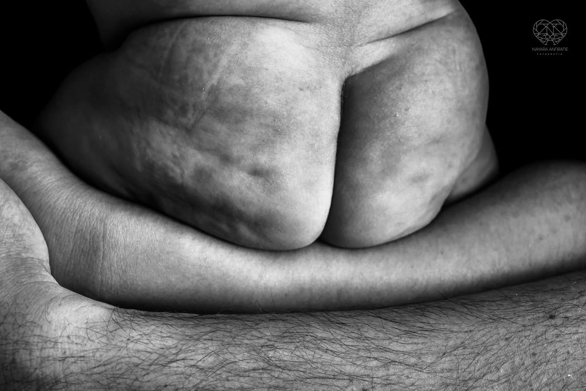 Ensaio em casa com bebe menina de  4 meses com roupas de casa tomando banho mamando e assistindo tv. Fotos de familia em casa feitas pela fotografa premiada nayara andrade meninanay