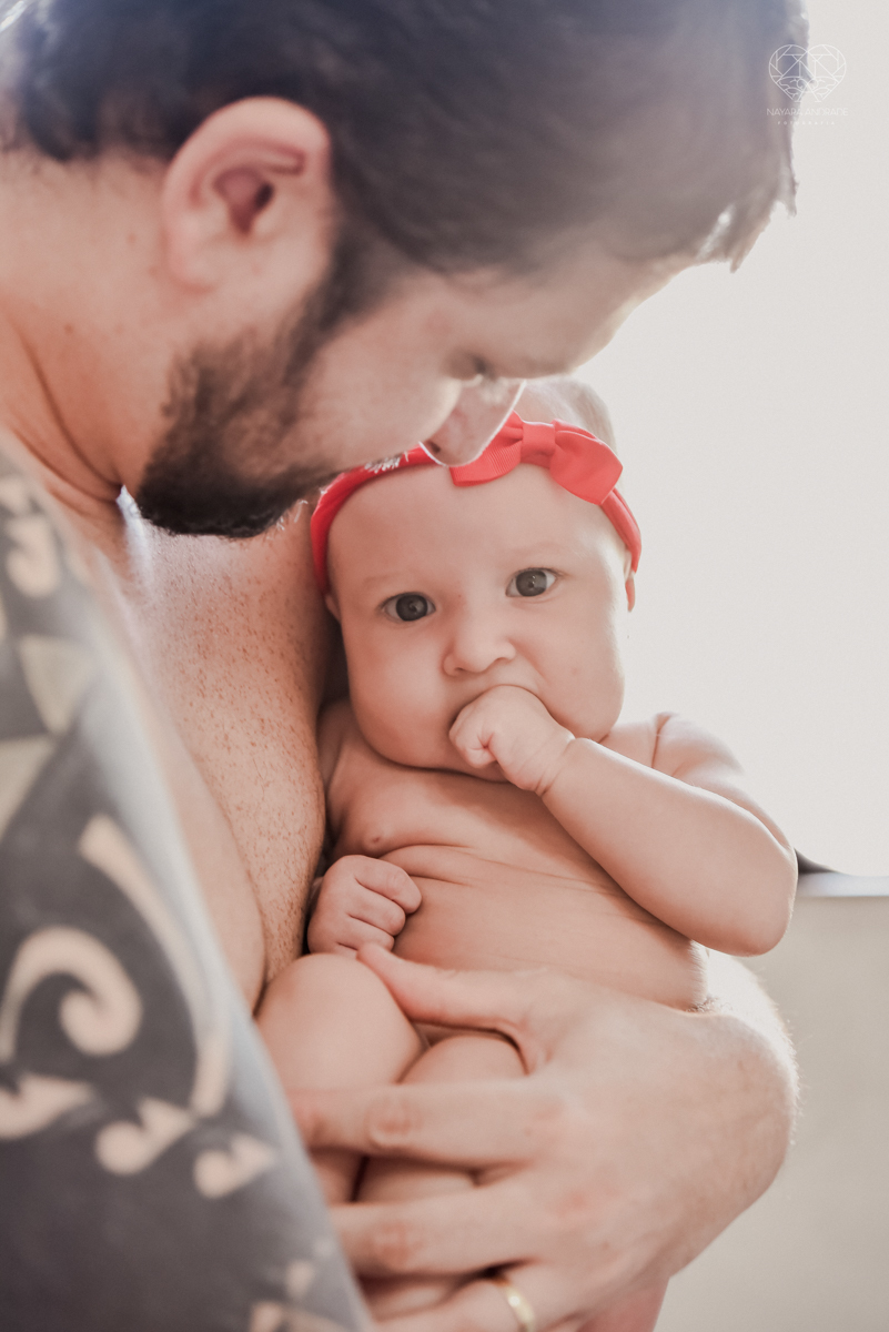 Ensaio em casa com bebe menina de  4 meses com roupas de casa tomando banho mamando e assistindo tv. Fotos de familia em casa feitas pela fotografa premiada nayara andrade meninanay