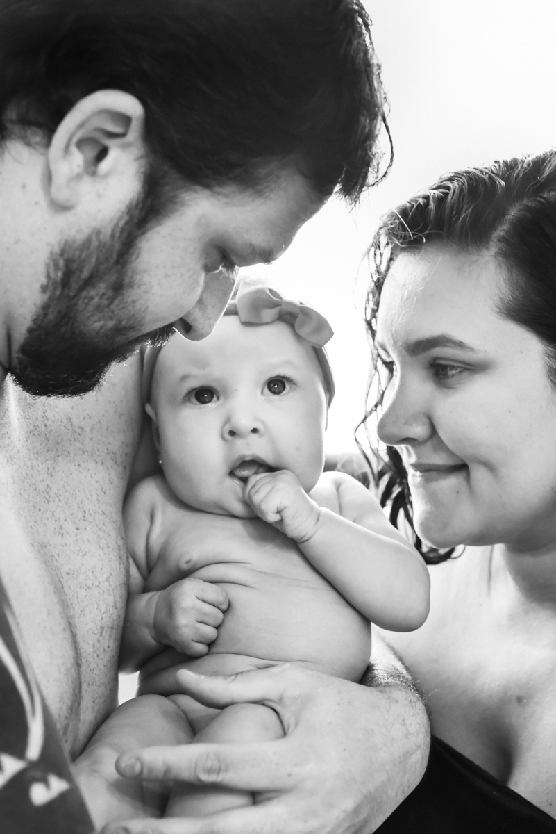 Ensaio em casa com bebe menina de  4 meses com roupas de casa tomando banho mamando e assistindo tv. Fotos de familia em casa feitas pela fotografa premiada nayara andrade meninanay