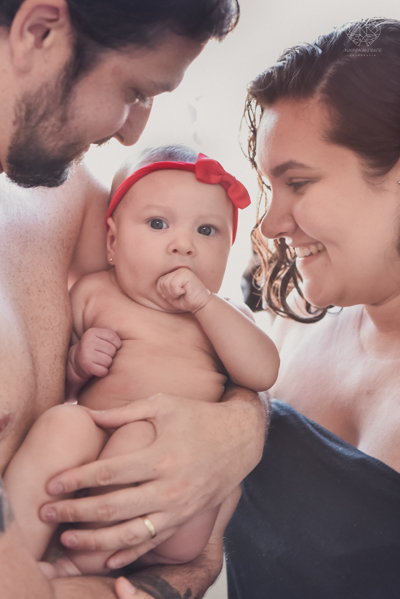 Ensaio em casa com bebe menina de  4 meses com roupas de casa tomando banho mamando e assistindo tv. Fotos de familia em casa feitas pela fotografa premiada nayara andrade meninanay