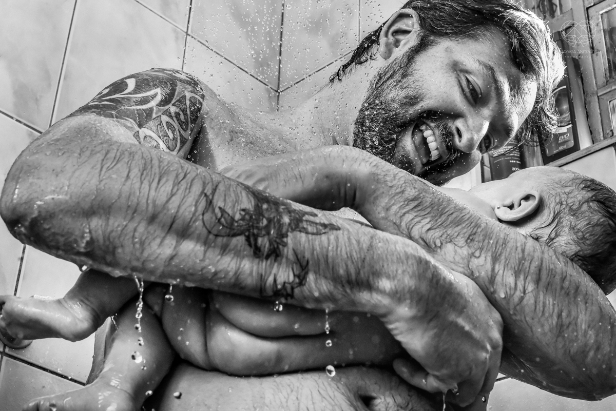 Ensaio em casa com bebe menina de  4 meses com roupas de casa tomando banho mamando e assistindo tv. Fotos de familia em casa feitas pela fotografa premiada nayara andrade meninanay