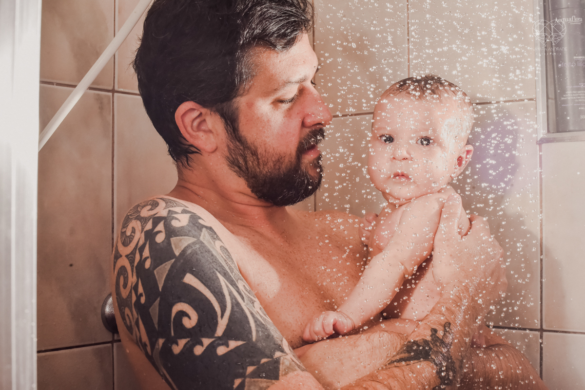 Ensaio em casa com bebe menina de  4 meses com roupas de casa tomando banho mamando e assistindo tv. Fotos de familia em casa feitas pela fotografa premiada nayara andrade meninanay