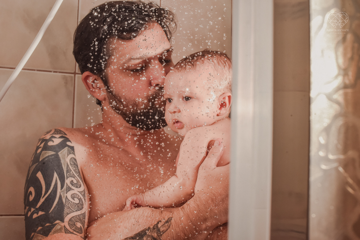 Ensaio em casa com bebe menina de  4 meses com roupas de casa tomando banho mamando e assistindo tv. Fotos de familia em casa feitas pela fotografa premiada nayara andrade meninanay