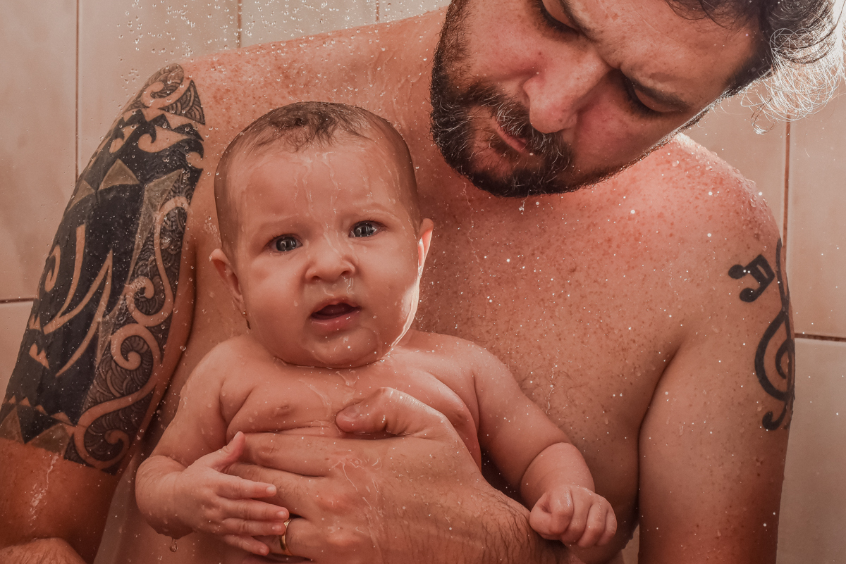 Ensaio em casa com bebe menina de  4 meses com roupas de casa tomando banho mamando e assistindo tv. Fotos de familia em casa feitas pela fotografa premiada nayara andrade meninanay