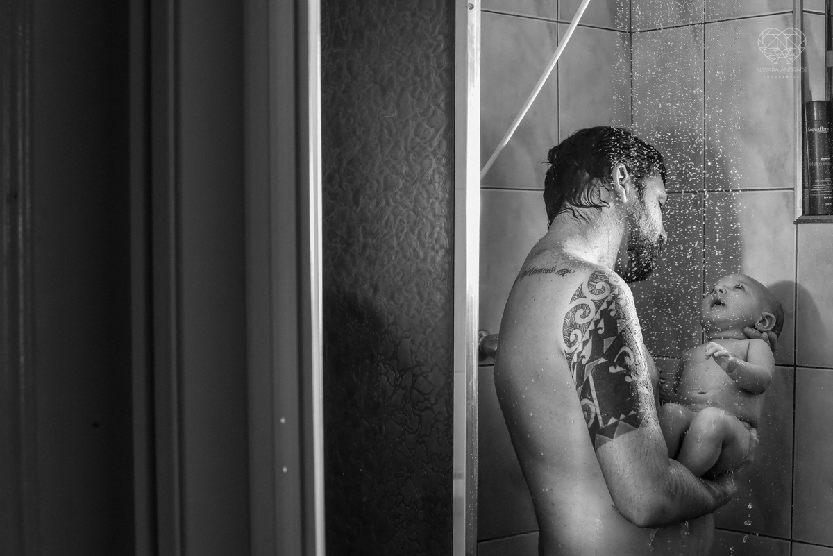 Ensaio em casa com bebe menina de  4 meses com roupas de casa tomando banho mamando e assistindo tv. Fotos de familia em casa feitas pela fotografa premiada nayara andrade meninanay