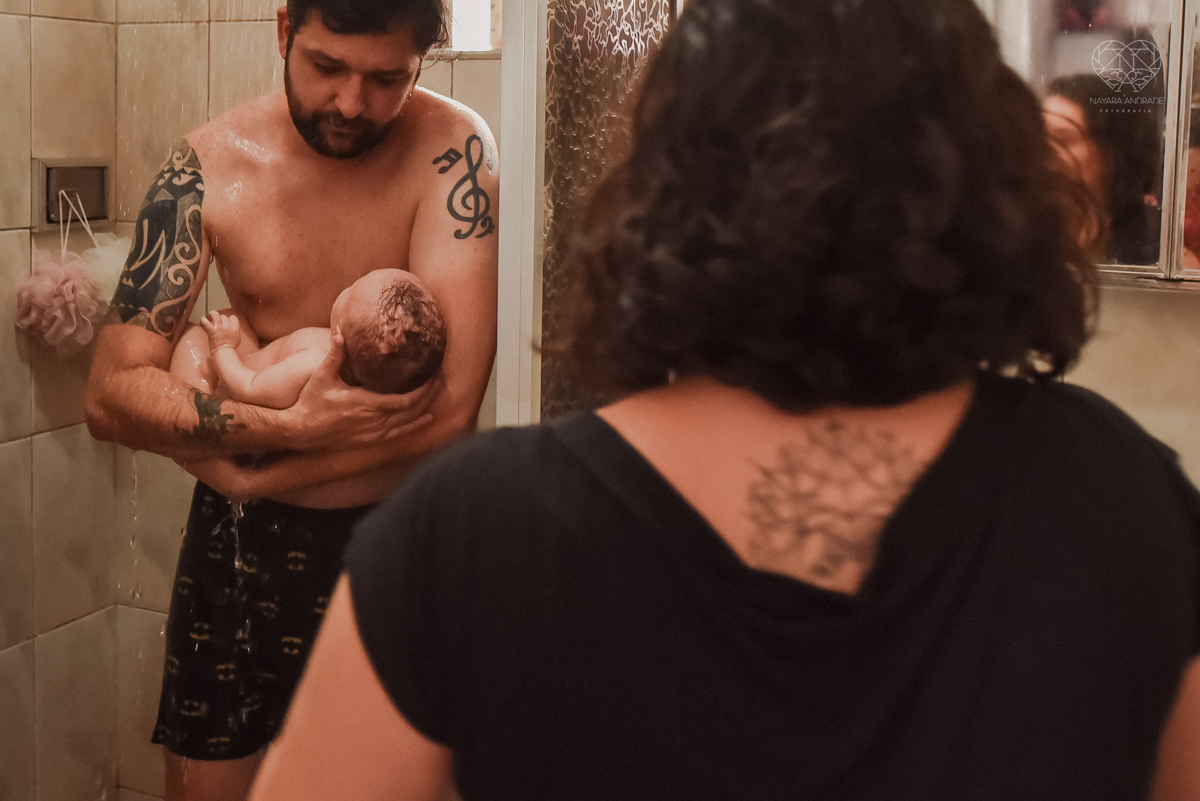 Ensaio em casa com bebe menina de  4 meses com roupas de casa tomando banho mamando e assistindo tv. Fotos de familia em casa feitas pela fotografa premiada nayara andrade meninanay