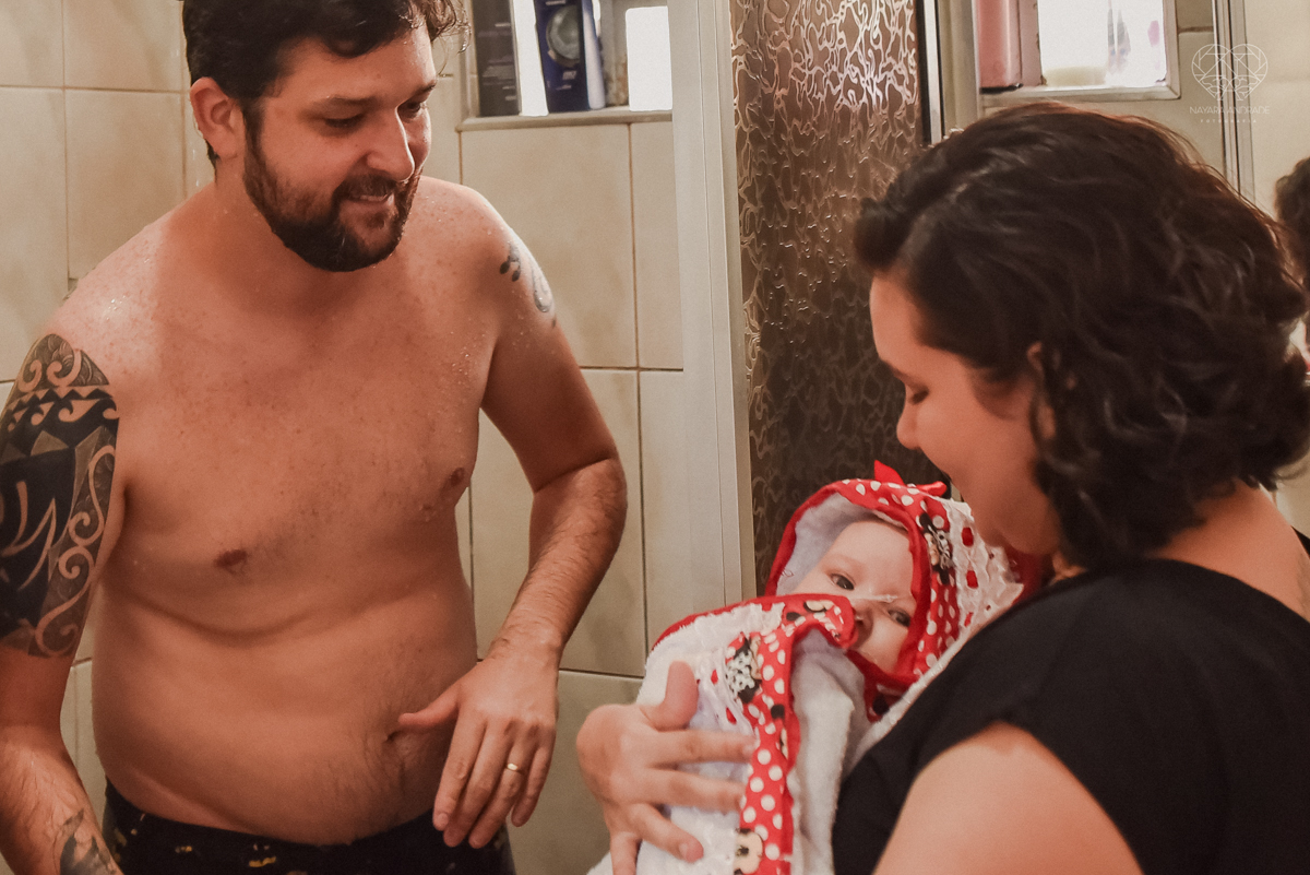 Ensaio em casa com bebe menina de  4 meses com roupas de casa tomando banho mamando e assistindo tv. Fotos de familia em casa feitas pela fotografa premiada nayara andrade meninanay