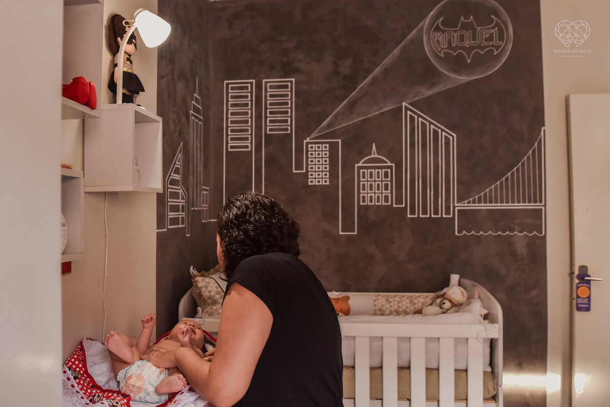 Ensaio em casa com bebe menina de  4 meses com roupas de casa tomando banho mamando e assistindo tv. Fotos de familia em casa feitas pela fotografa premiada nayara andrade meninanay