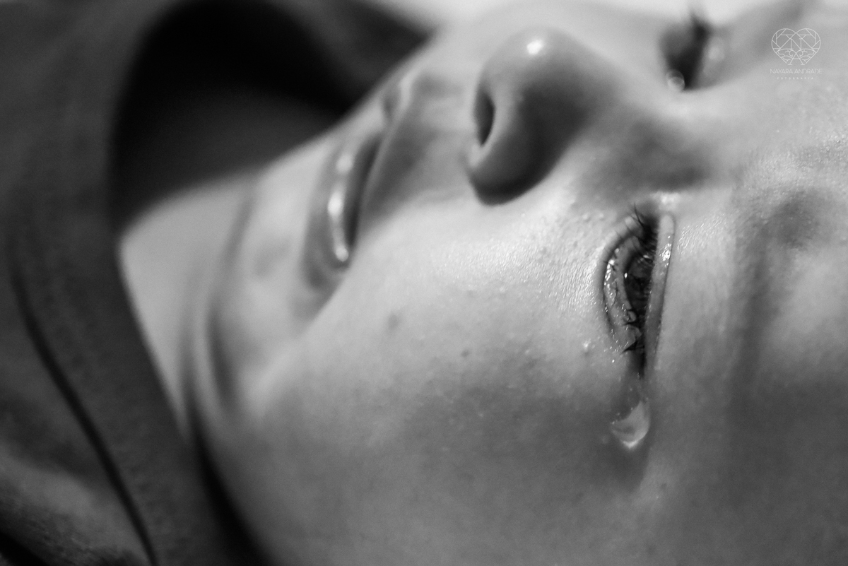 Ensaio em casa com bebe menina de  4 meses com roupas de casa tomando banho mamando e assistindo tv. Fotos de familia em casa feitas pela fotografa premiada nayara andrade meninanay