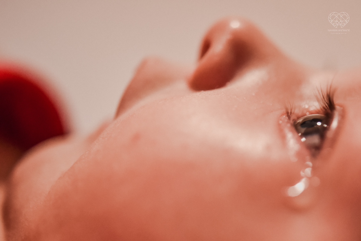 Ensaio em casa com bebe menina de  4 meses com roupas de casa tomando banho mamando e assistindo tv. Fotos de familia em casa feitas pela fotografa premiada nayara andrade meninanay